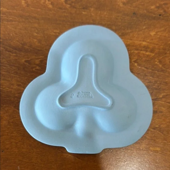 Wedgwood pale blue Jasper wear clover shaped trinket dish - Picture 2 of 2